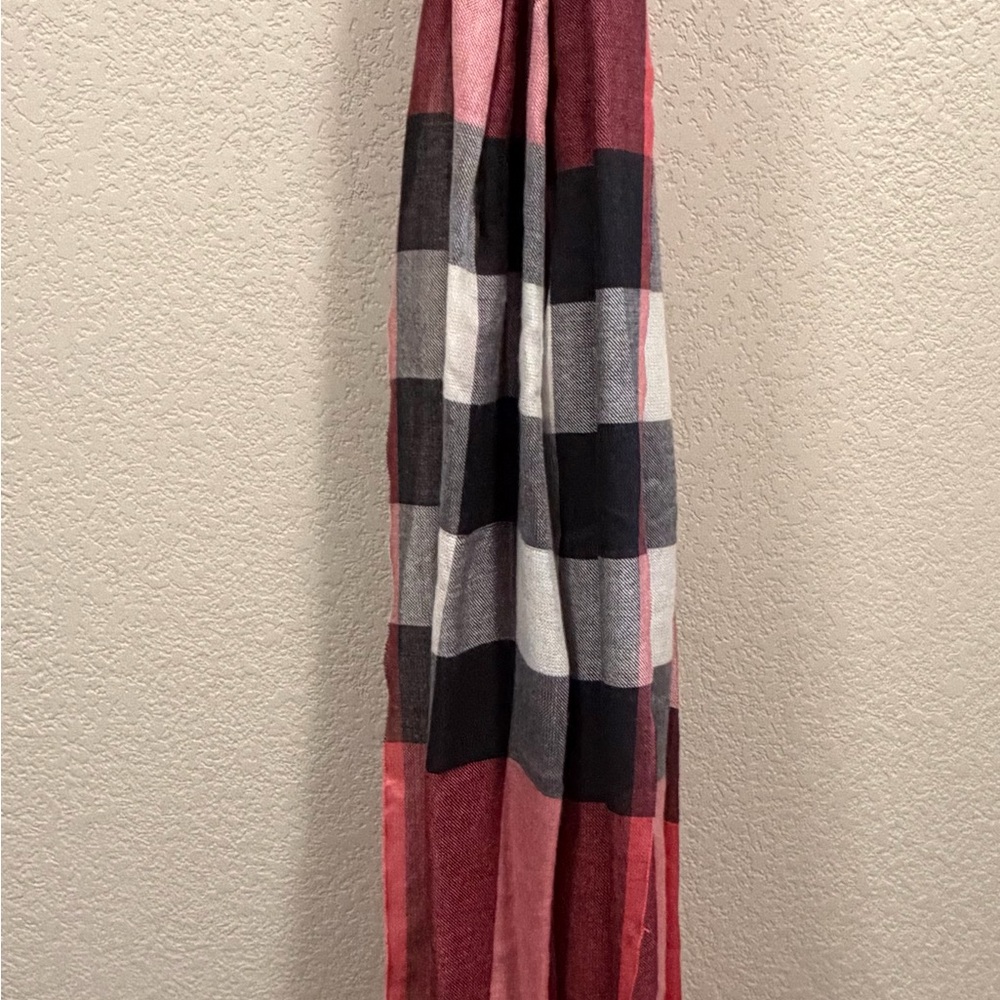 Burberry Plaid scarf in Red, Black, and White